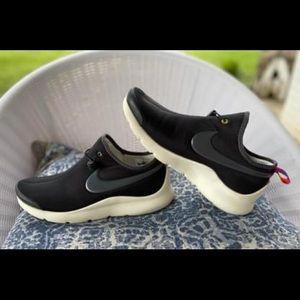 Nike Aptare SE 'Anthracite' .